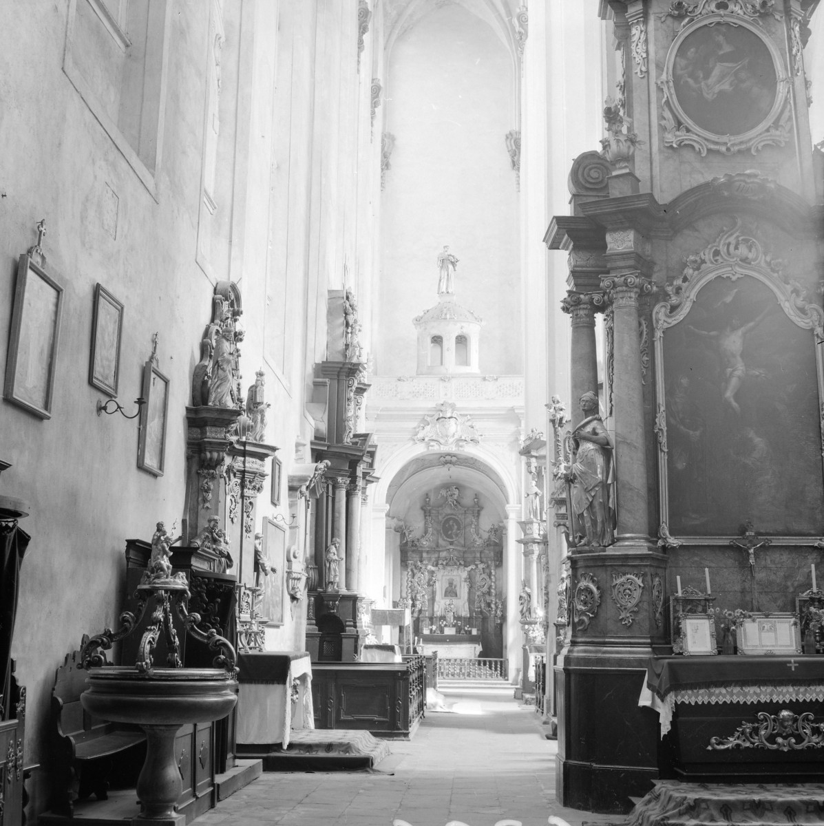Kościół św. Stanisława, św. Doroty i św. Wacława - wnętrze. Lewa nawa boczna., skan 1