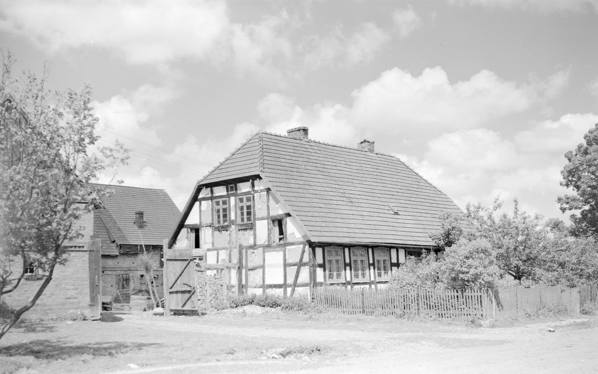 Zabudowa wiejska - dom z elewacją ryglową oraz dachem naczółkowym, skan 1