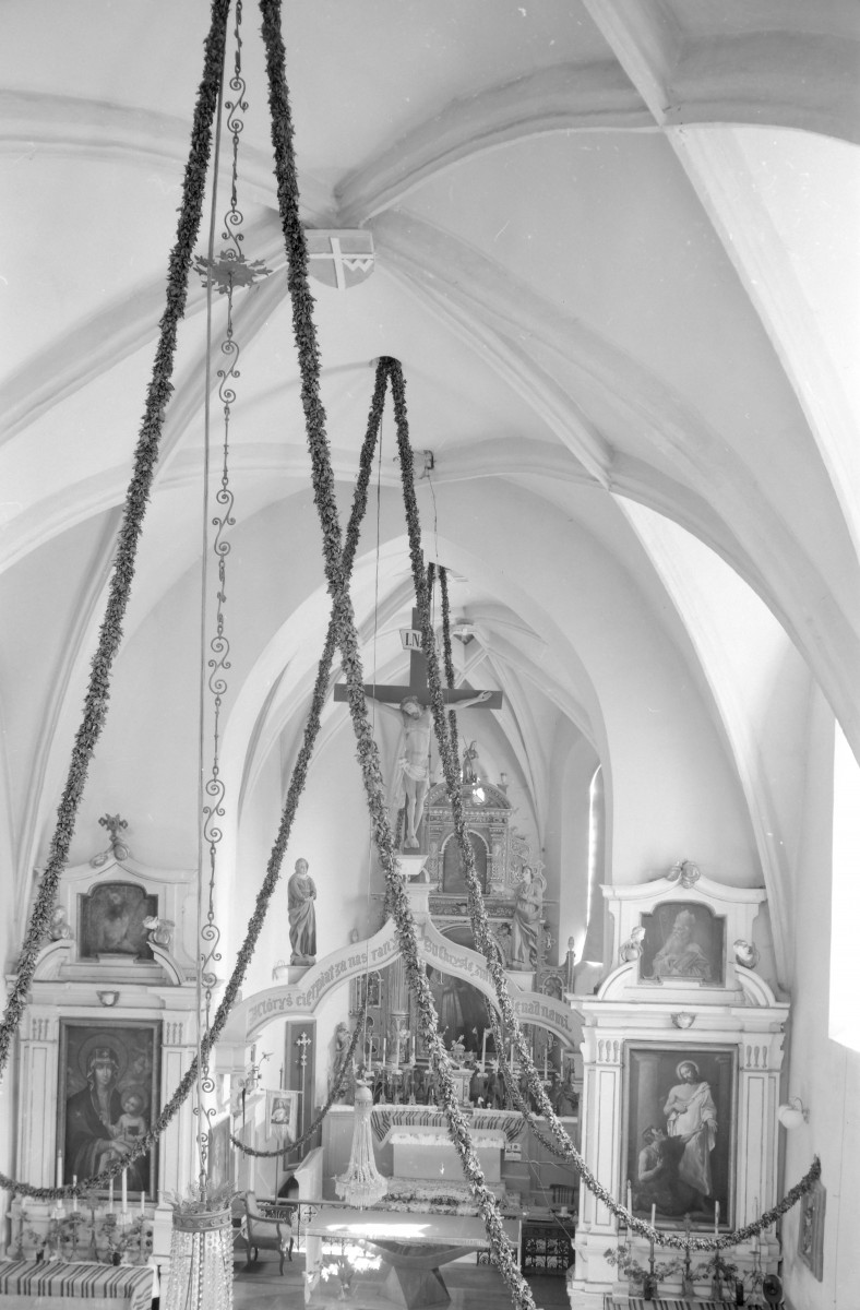 Kościół św. Stanisława Biskupa i św. Tomasza Apostoła - wnętrze: ołtarz główny i dobrze widoczne sklepienie krzyżowow - żebrowe z zwornikiem, skan 1