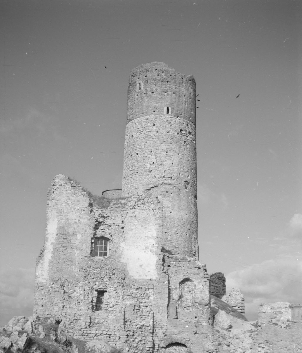 ruiny zamku - elewacja wieży wschodniej, widok od str. wsch., skan 1
