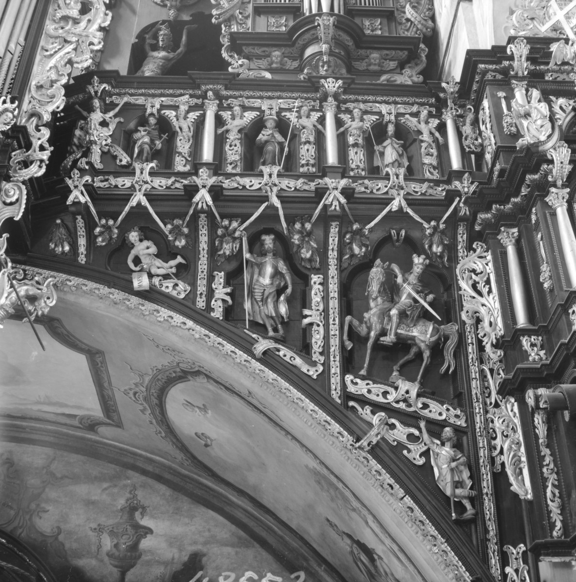 bazylika pw. Zwiastowania Najświętszej Marii Panny - wnętrze: prospekt organowy nawy głównej - fragment, skan 1