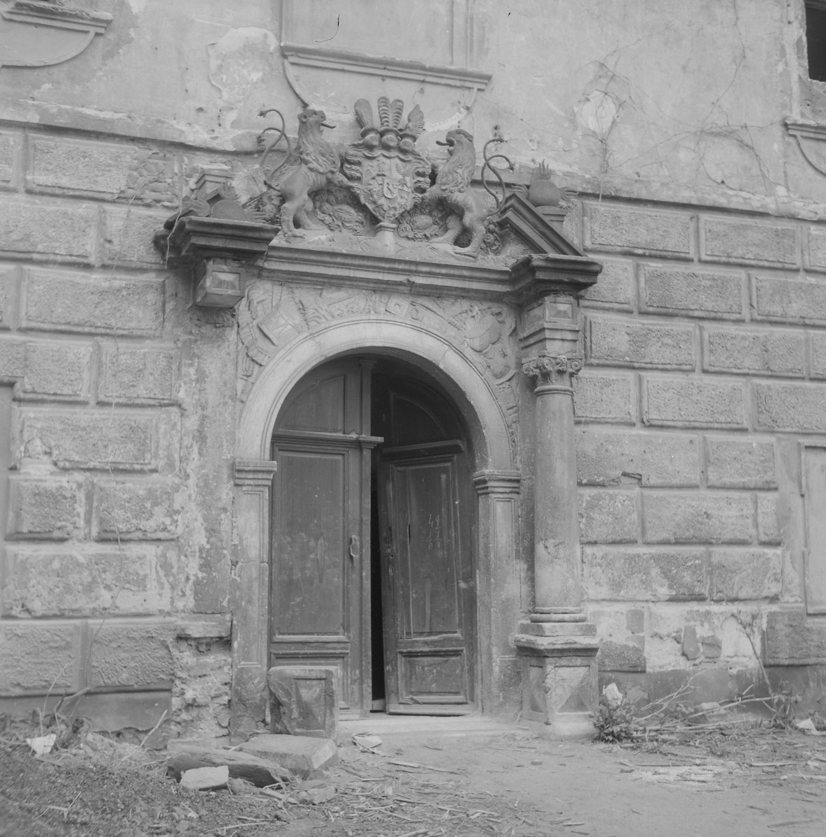 zamek Górny, Zamek Oppersdorffów - portal (1671) w skrzydle bocznym, skan 1