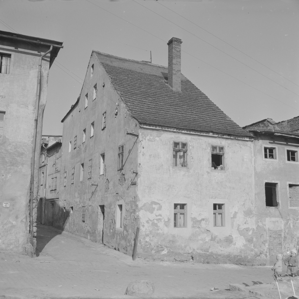 Dom - zabudowa miejska. Widok ogólny., skan 1