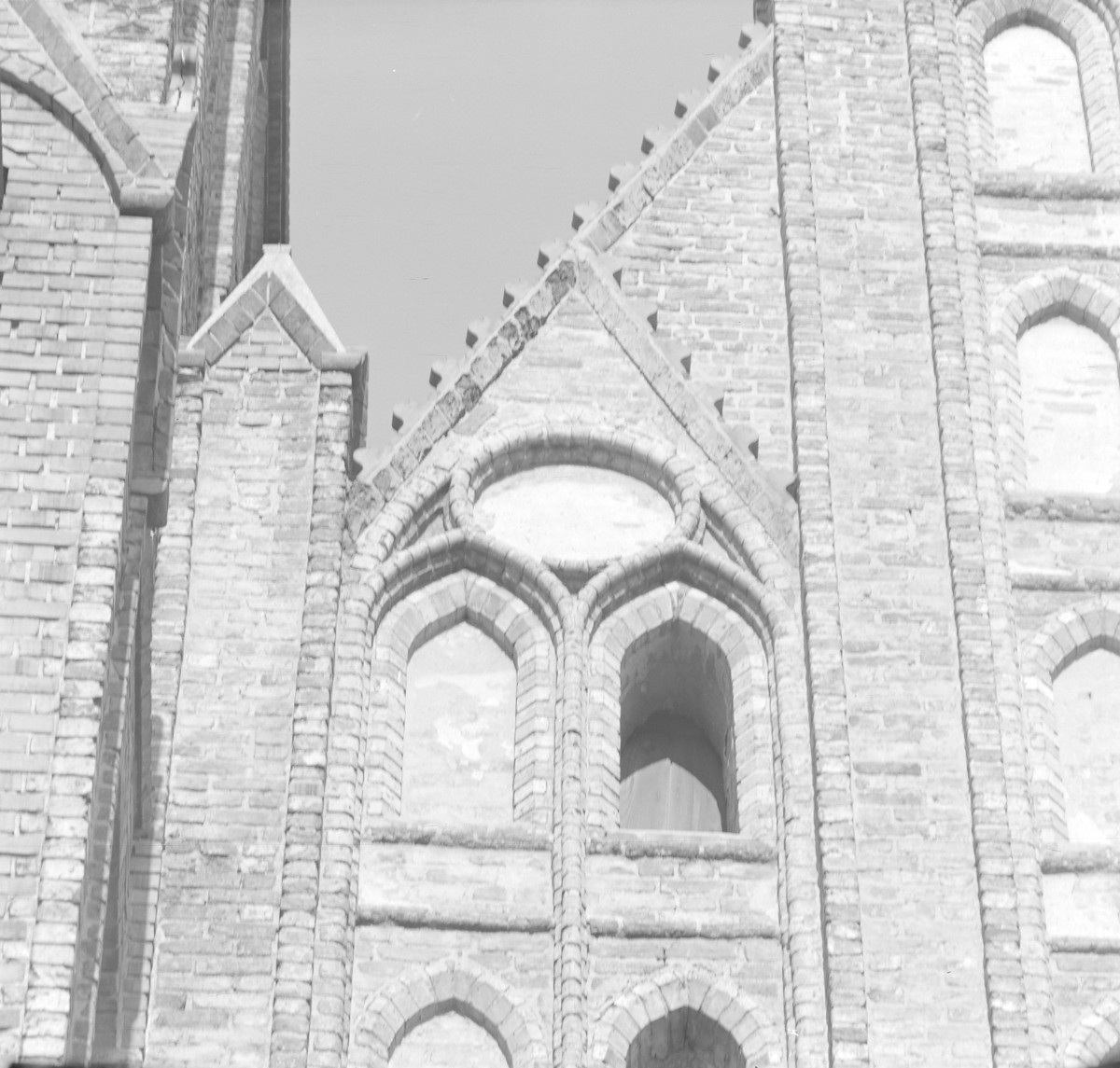 Kościół Wniebowzięcia Najświętszej Maryi Panny - fragment fasady zach. Szczyt., skan 1