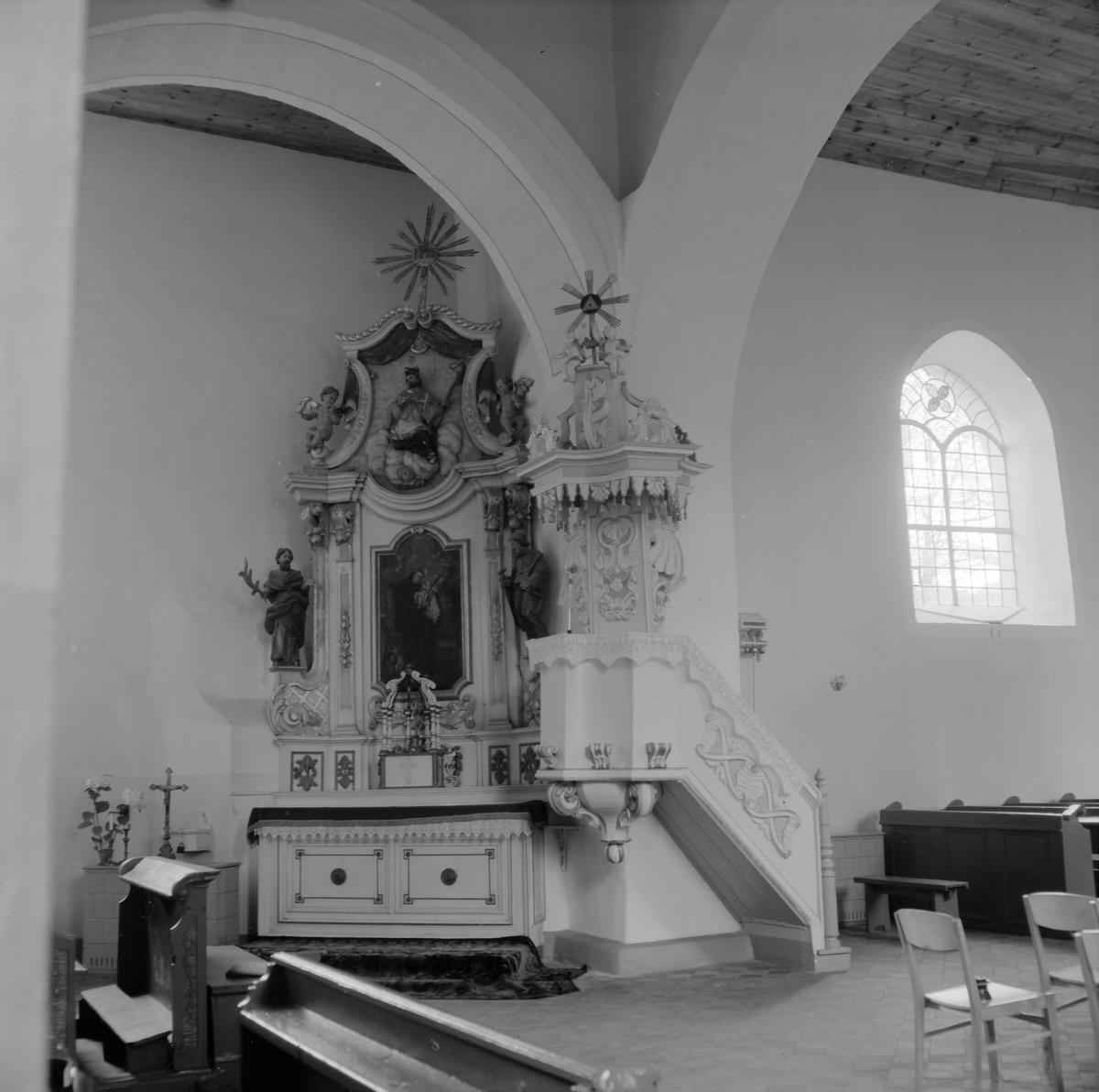 kościół filialny pw. św. Andrzeja - wnętrze: ambona i ołtarz północny, skan 1