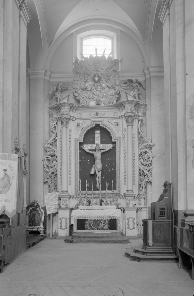 kościół Imienia Najświętszej Maryi Panny - wnętrze: ołtarz boczny, skan 1