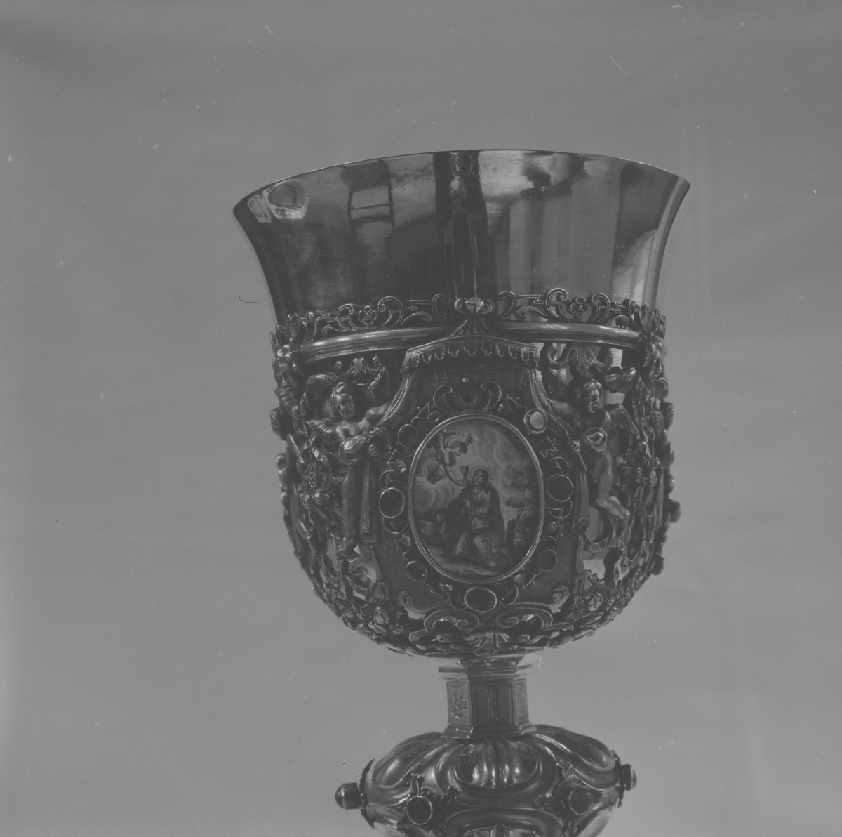 klasztor bożogrobowców - kościół pw. św. Świętych Apostołów Piotra i Pawła - zbiory - kielich z 1744 roku - fragment - czara /E.G./, skan 1