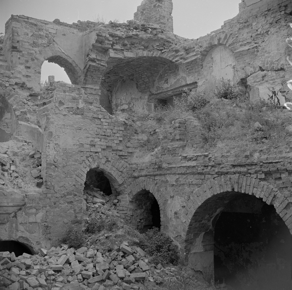 pałac - wnętrze, przyziemie, ruiny, skan 1