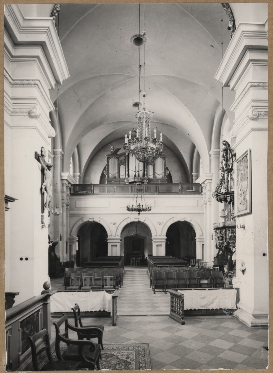 Zespół klasztorny ss. Benedyktynek - kościół, wnętrze, widok z prezbiterium przez  nawę na chór muzyczny, skan 1