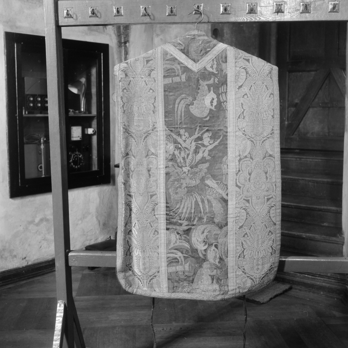 kościół pw. Wniebowzięcia Najświętszej Maryi Panny - zbiory - ornat z tkanin wschodnich z XVIII w., skan 1