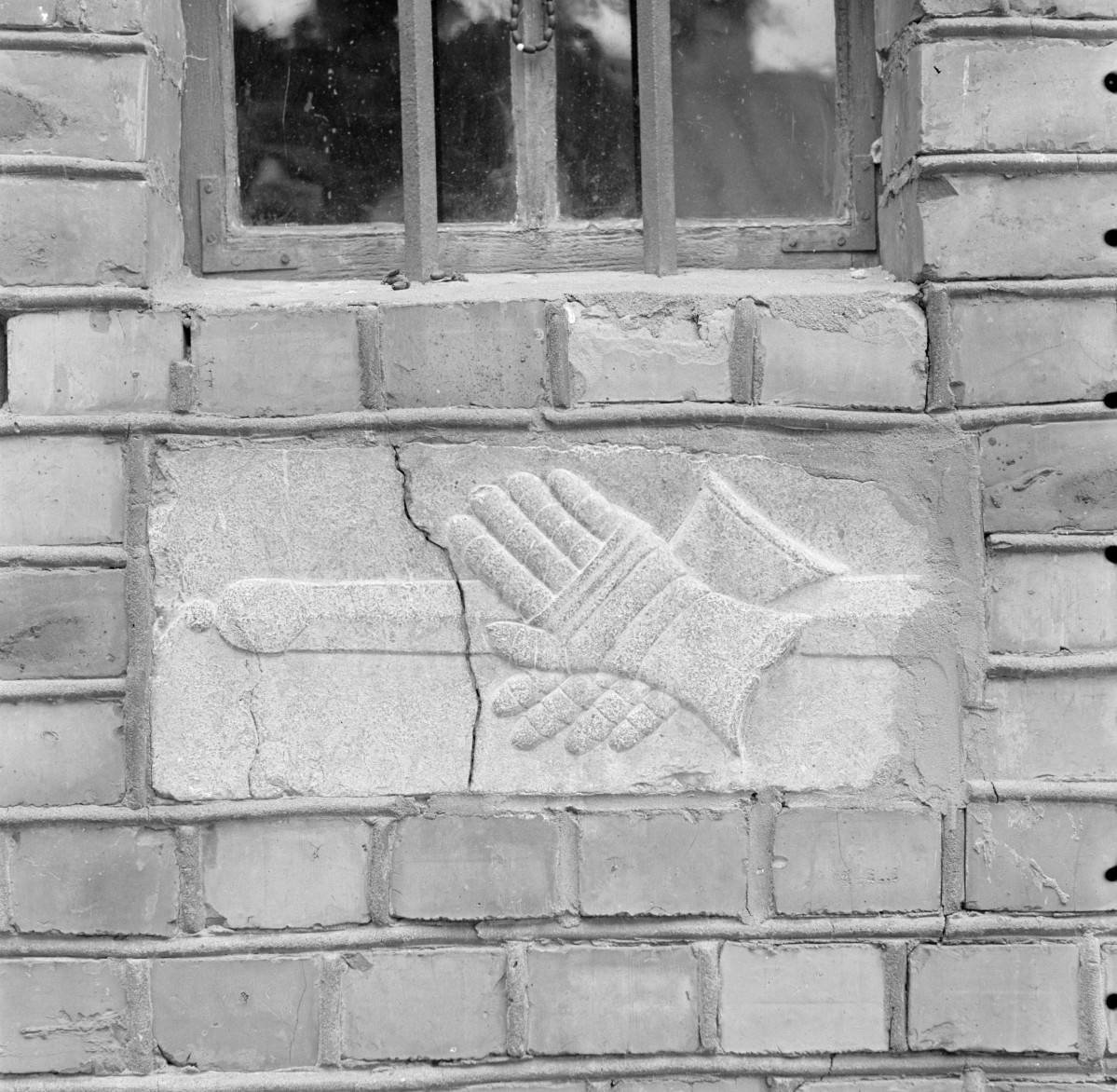 kościół parafialny pw. św.św. Katarzyny i Jana Ewangelisty - elewacja, płaskorzeźba 2 rękawice z mieczem, skan 1