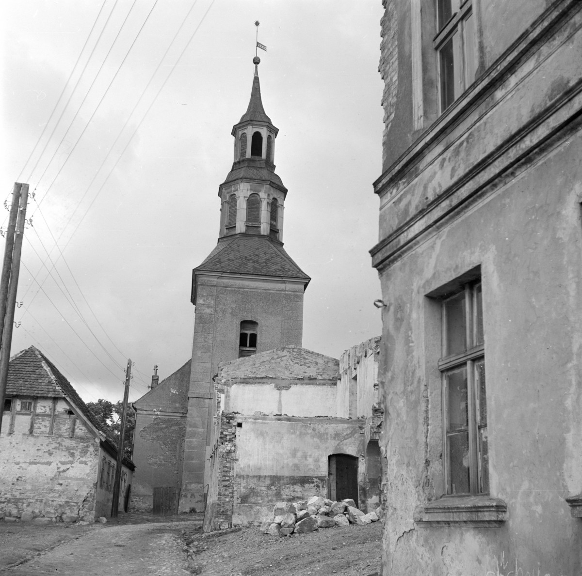 kościół W.N.M.P - wieża oraz zabudowa miejska, skan 1