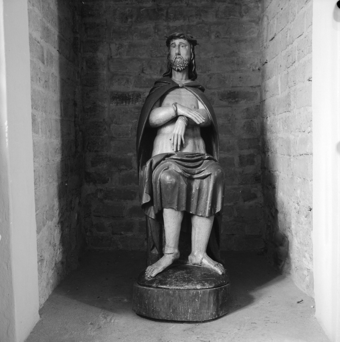 Brama Grudziądzka - tzw. "kaplica Na Bramce": wnętrze, rzeźba "Chrystus Nazareński", skan 1