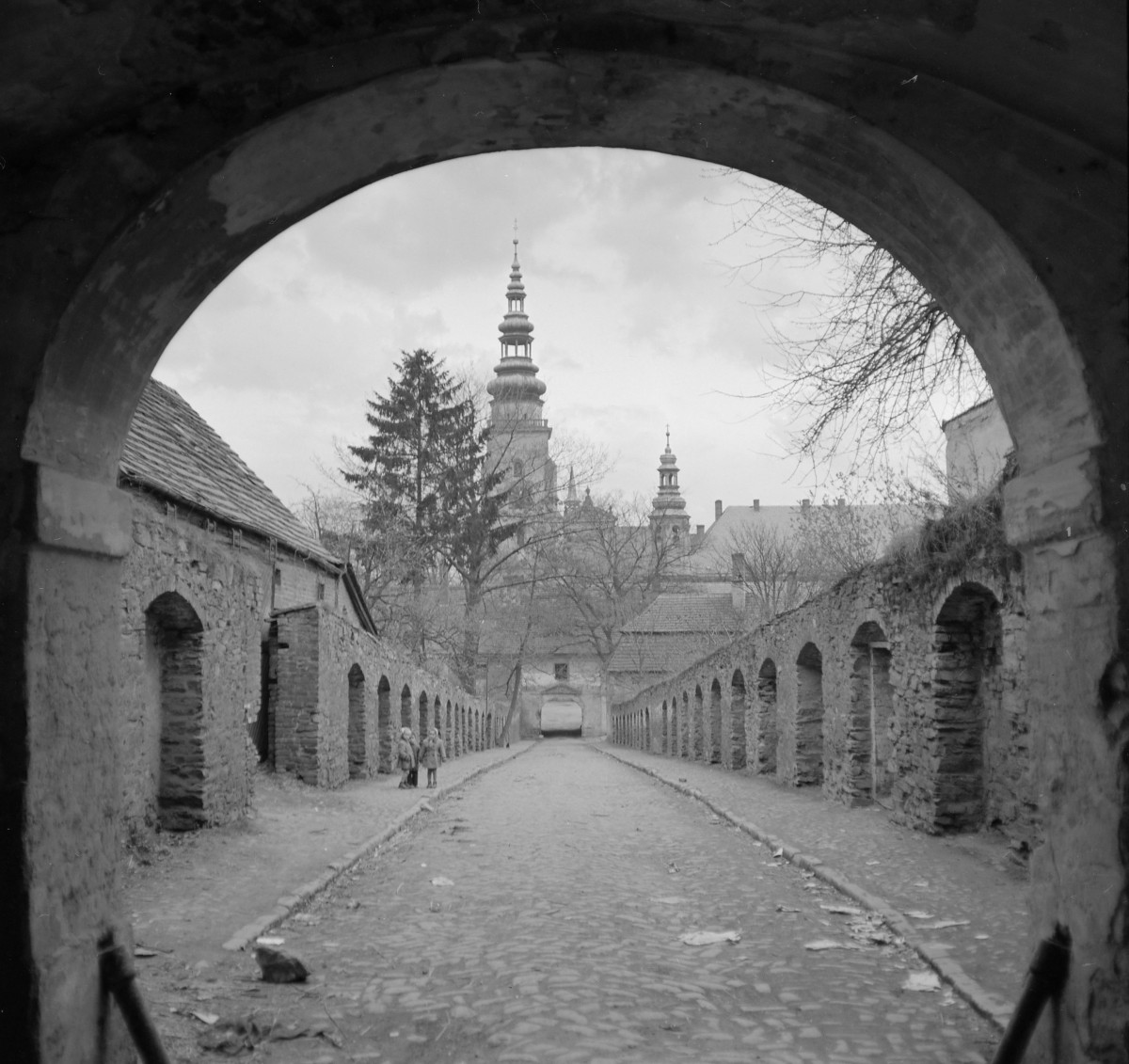 Kościół i klasztor Cystersów - widok od strony średniowiecznego mostu., skan 1