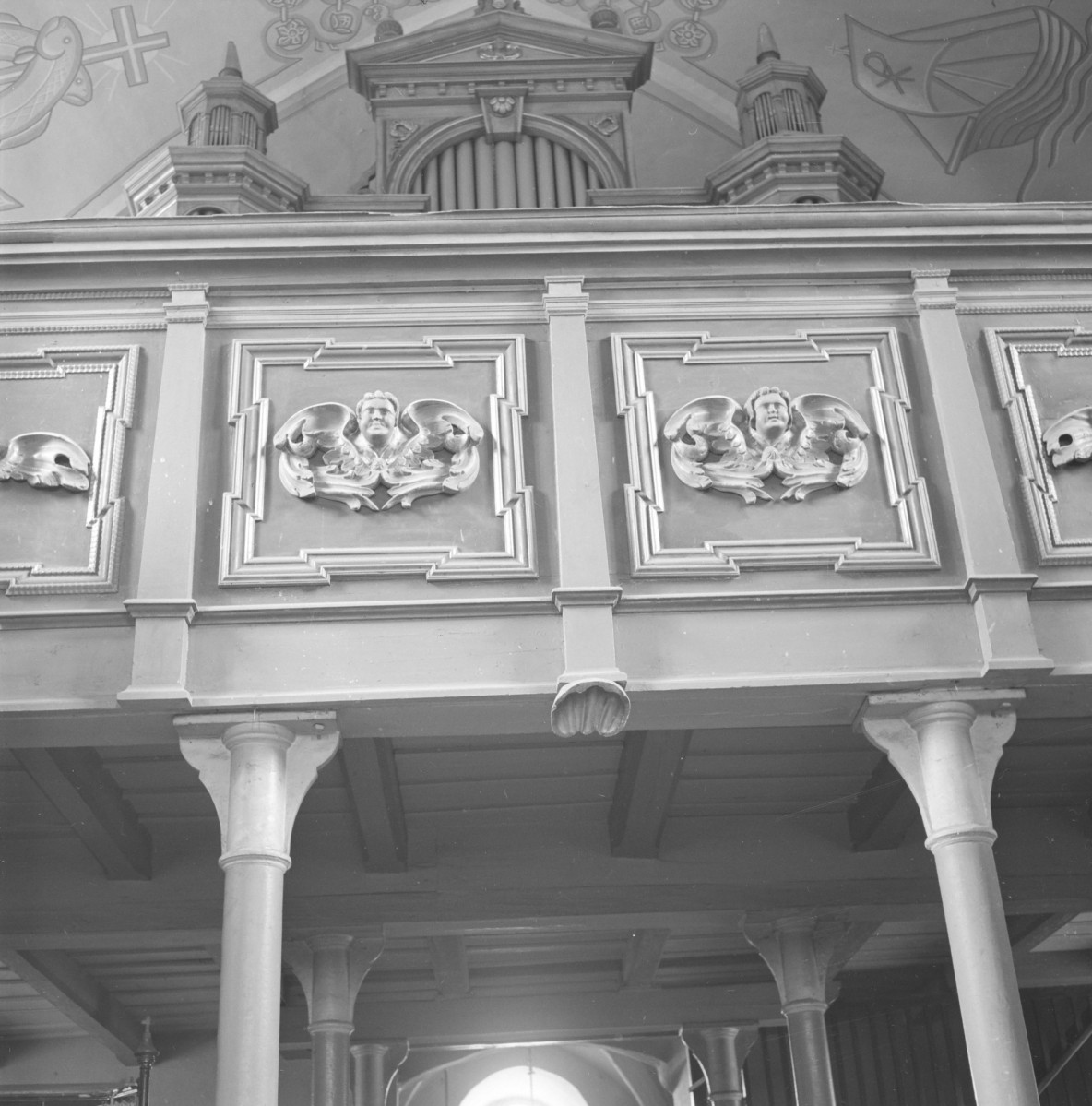 kościół parafialny pw. św. Marii Magdaleny - wnętrze: fragment balustrady chóru muzycznego., skan 1