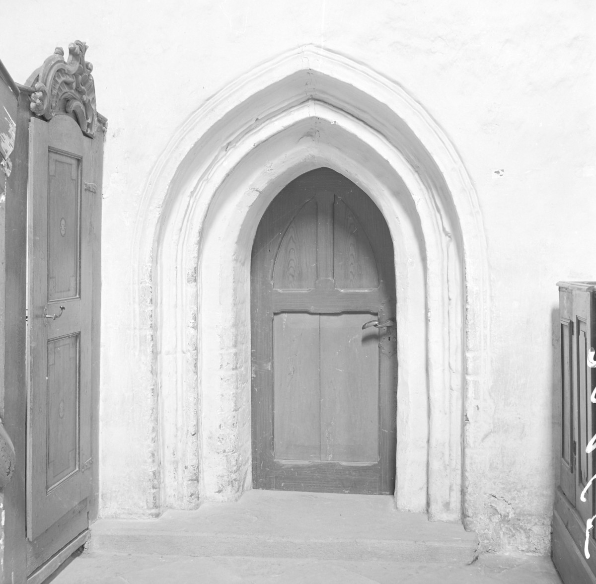Kościół św. Anny - wnętrze: portal ostrołukowy, skan 1