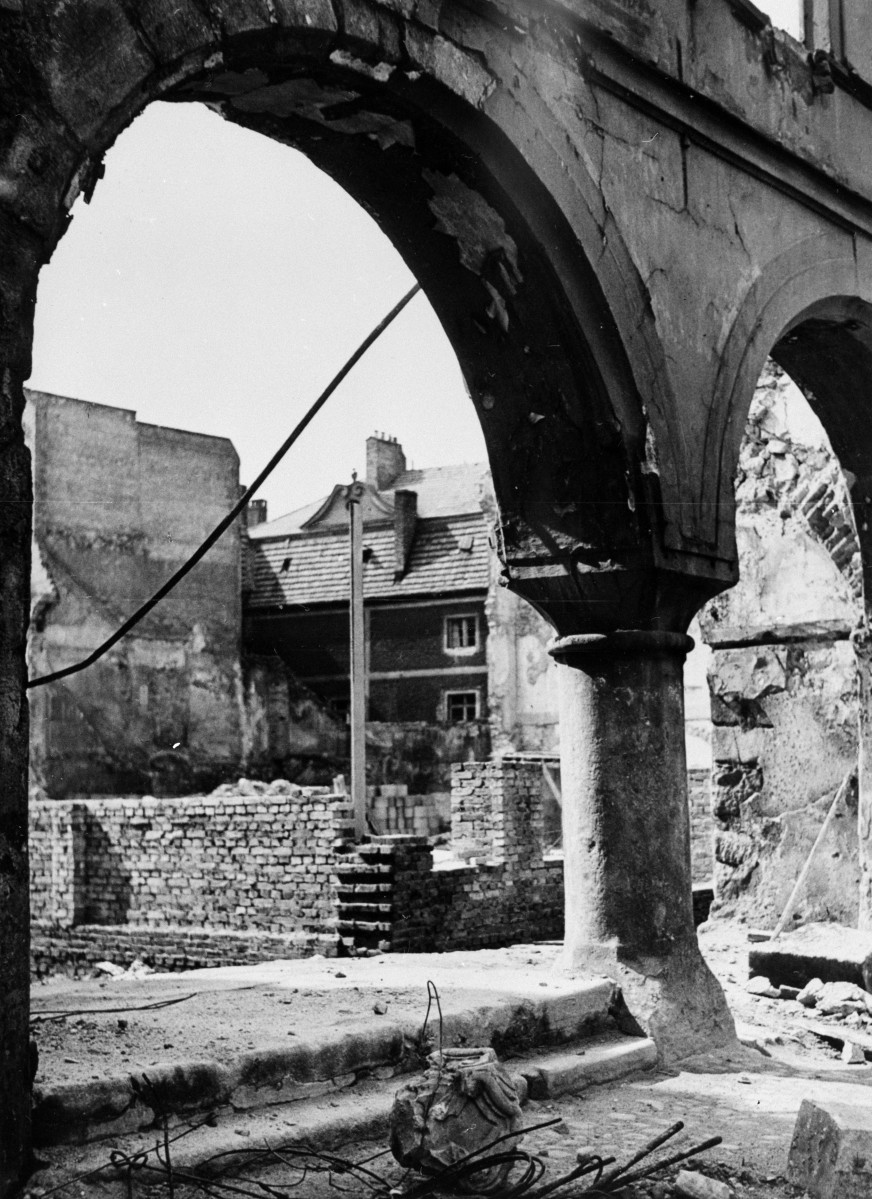 rynek miejski - kamienica - fragment - podcień, skan 1