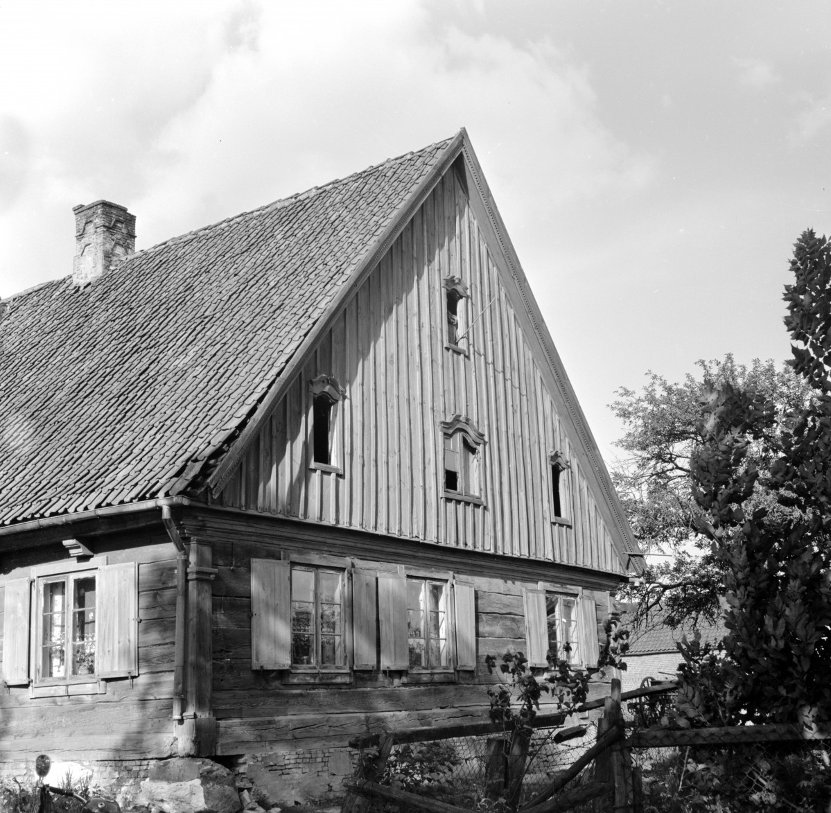 dom podcieniowy - elewacja szczytwowa, skan 1