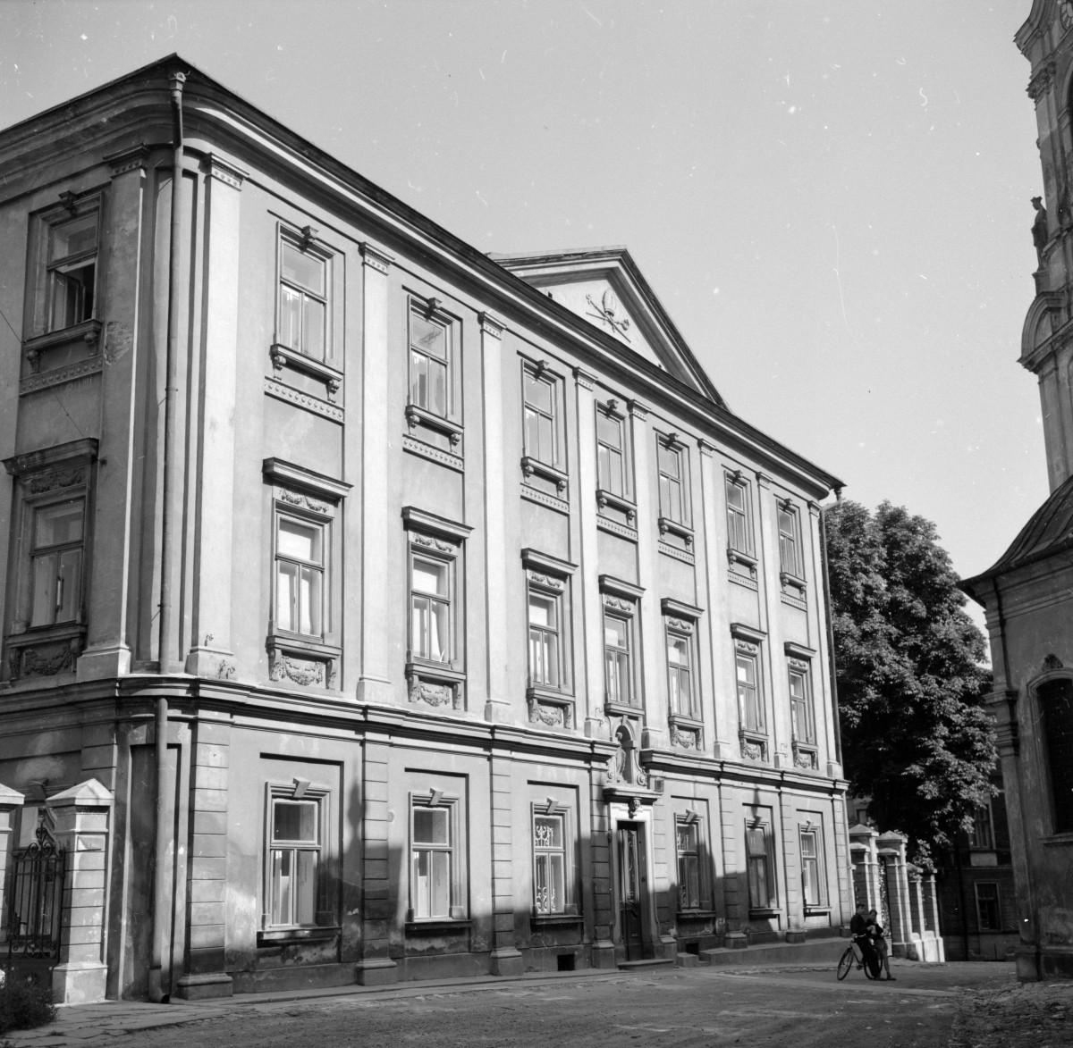 pałąc biskupi - elewacja frontowa, skan 1