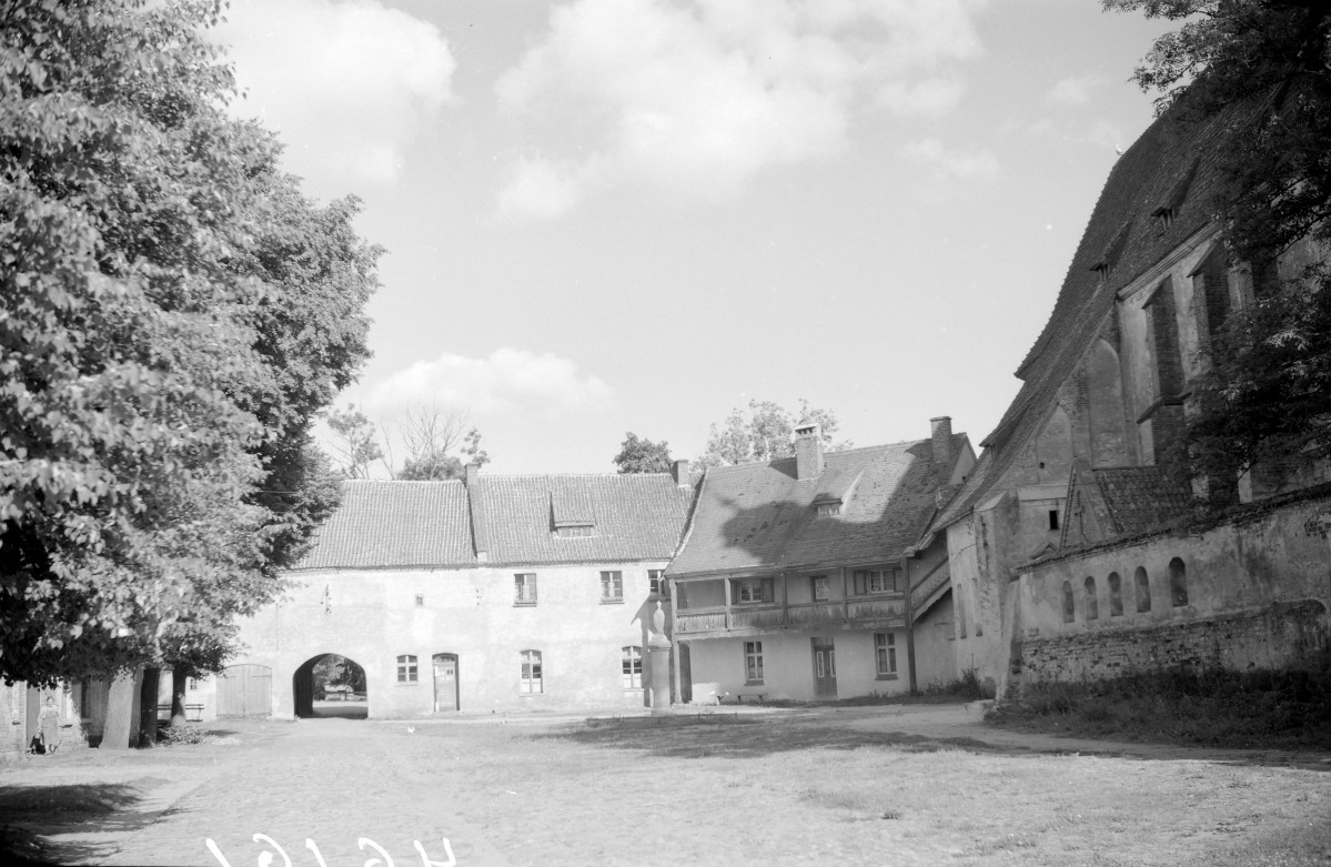 Kościół Wniebowzięcia Najświętszej Marii Panny - zabudowa poklasztorna, dziedziniec., skan 1