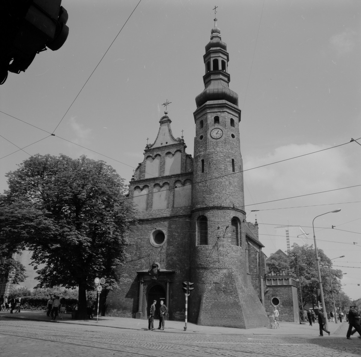 Kościół Klarysek WNMP - elewacja zachodnia od strony placu Teatralnego, wieża z barokowym hełmem, skan 1