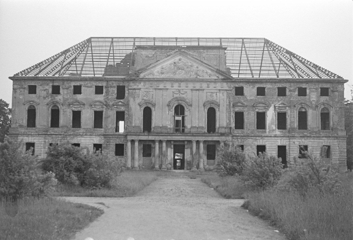 pałac Sanguszków - elewacja frontowa, odbudowa, skan 1