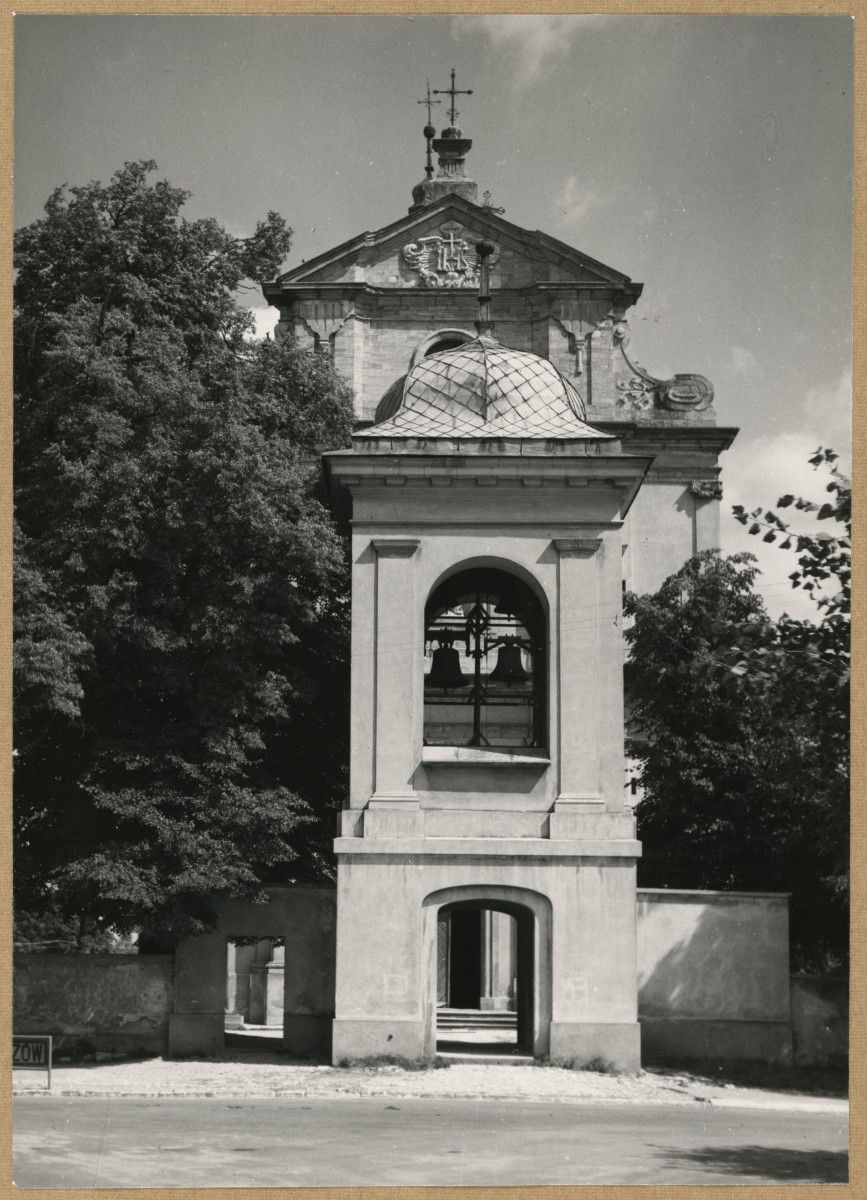 Kościół parafialny widok na dzwonnicę i szczyt fasady, skan 1