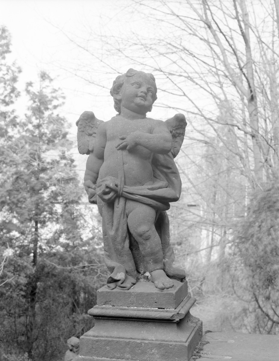 opactwo - rzeźba w ogrodzie przyklasztornym, skan 1