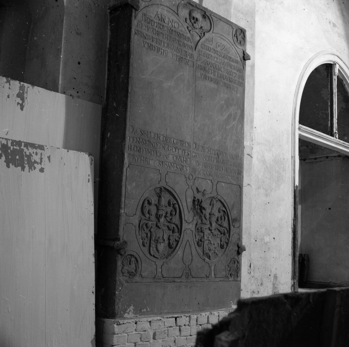 zespół klasztorny dominikanów, kościół pw. Najświętszej Marii Panny, obecnie galeria sztuki EL - wnętrze: krużganki - epitafium, skan 1