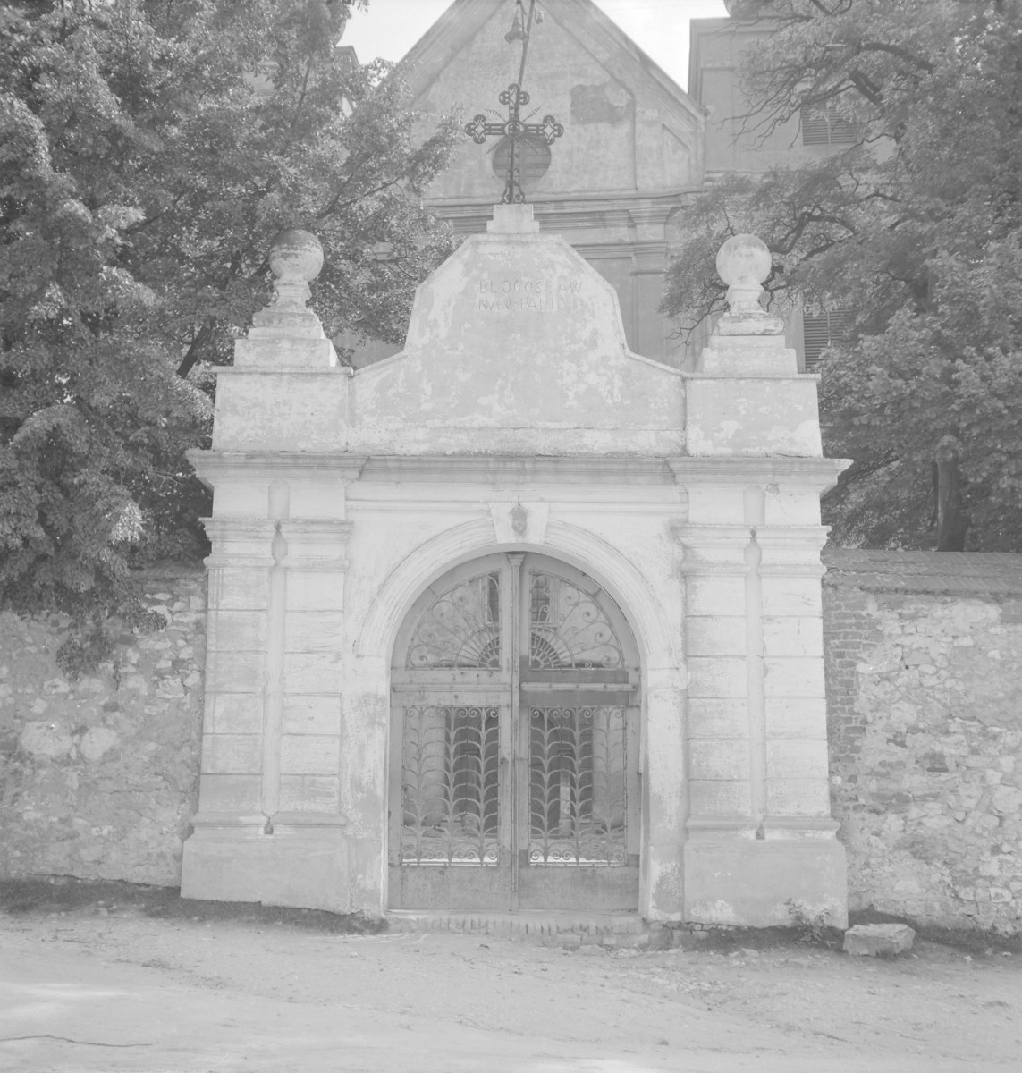 Kosciół Wniebowzięcia NMP - brama kościelna, skan 1