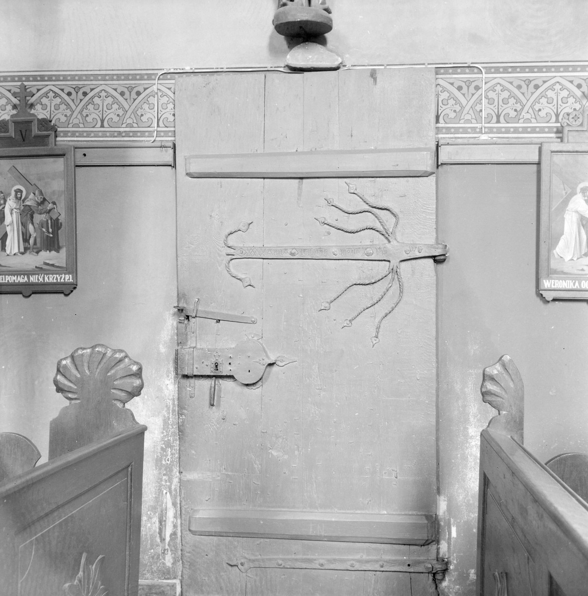 Kościół parafialny pw. św. Anny - wnętrze: drzwi, skan 1
