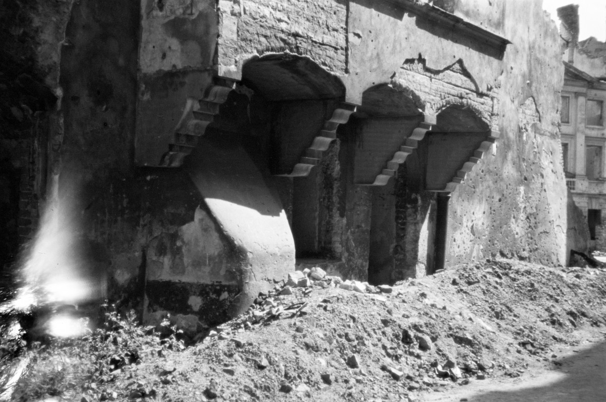 Zniszczona kamienica. Wykusz. , skan 1