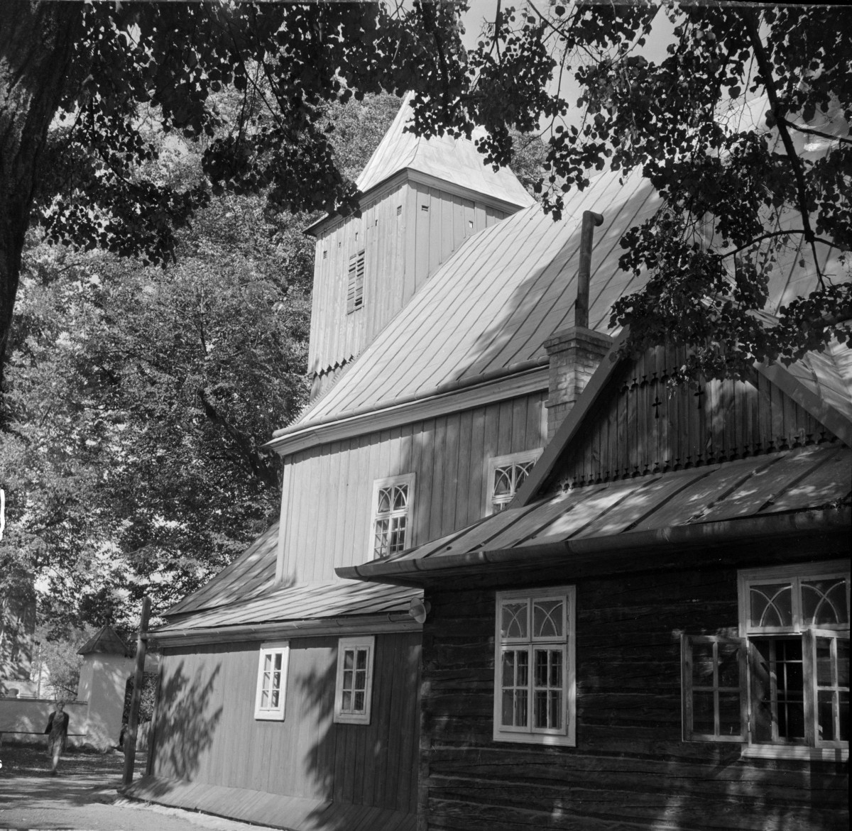 kościół parafialny pw. św. Jana Chrzciciela - elewacja południowa, fragment, skan 1