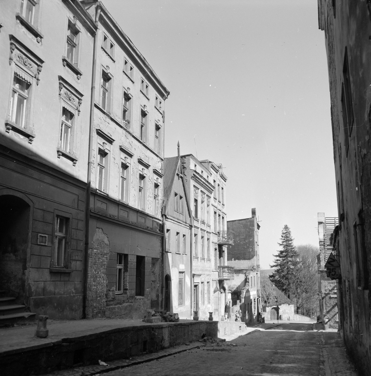 Zabudowa miejska. Elewacje frontowe kamienic. , skan 1