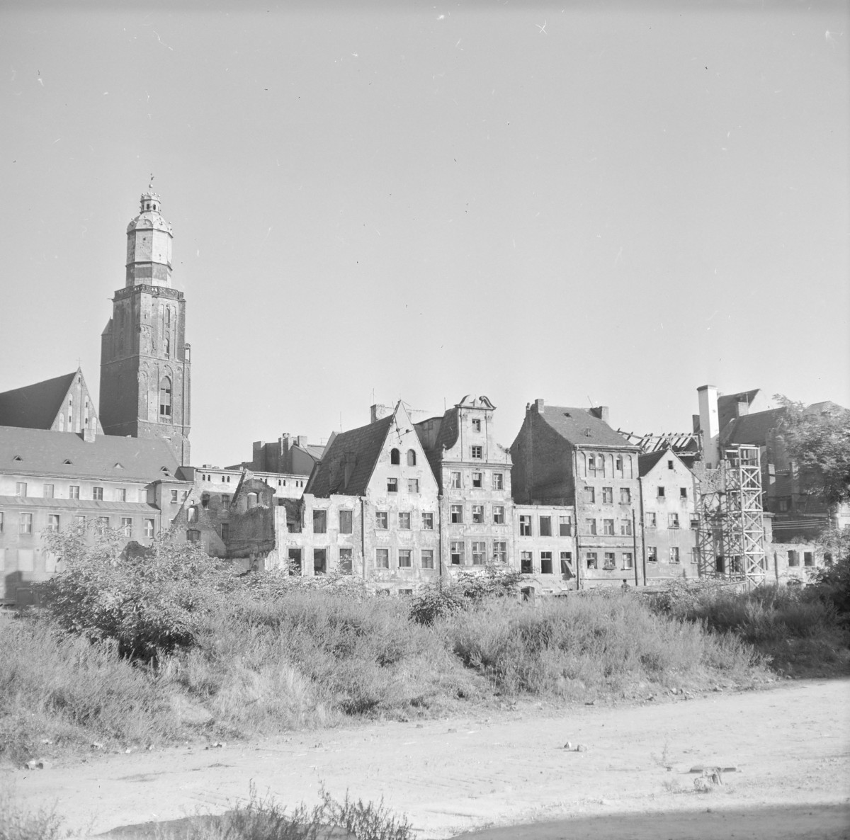 kamienice, ul. Białoskórnicza - fragment zabudowy, wieża kościoła garnizonowego, skan 1