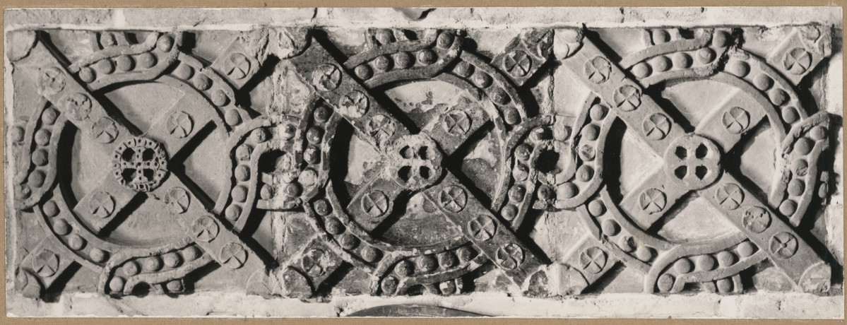  Zespół klasztorny Dominikanów - kościół , fragment ceramicznego fryzu, skan 1
