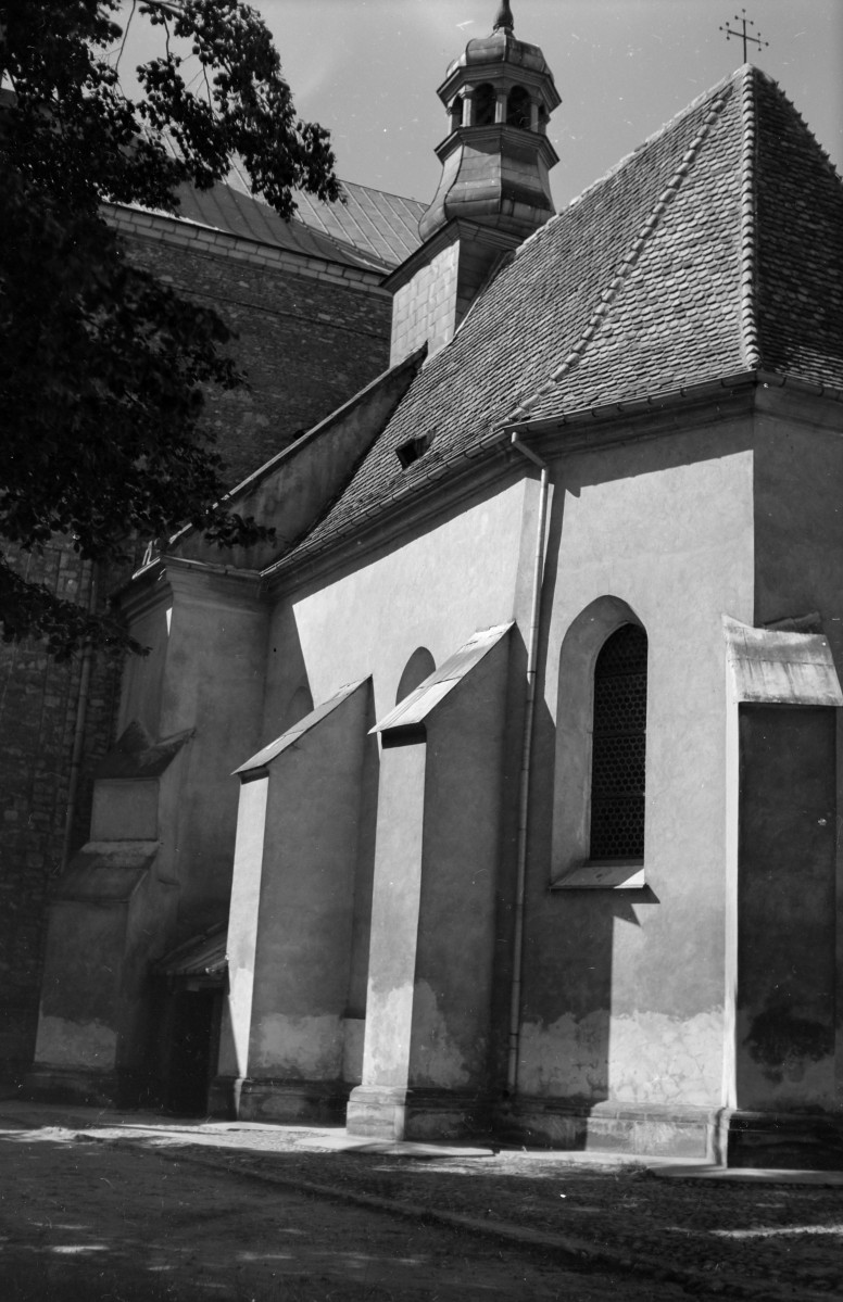 kościół parafialny pw. św. Bartłomieja - elewacja: dawne prezbiterium, skan 1