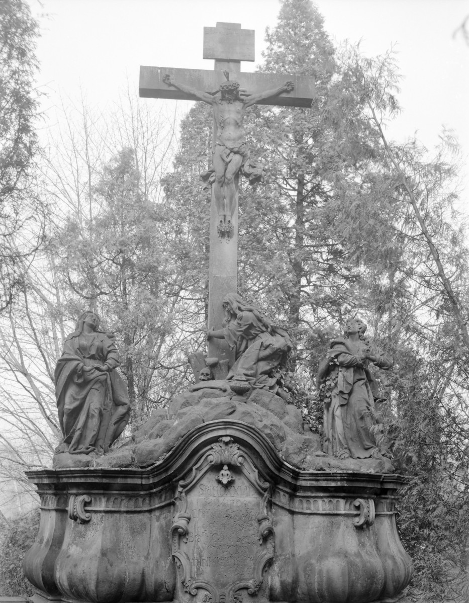 opactwo - stacja drogi krzyżowej (ukrzyżowanie) w ogrodzie klasztornym, skan 1