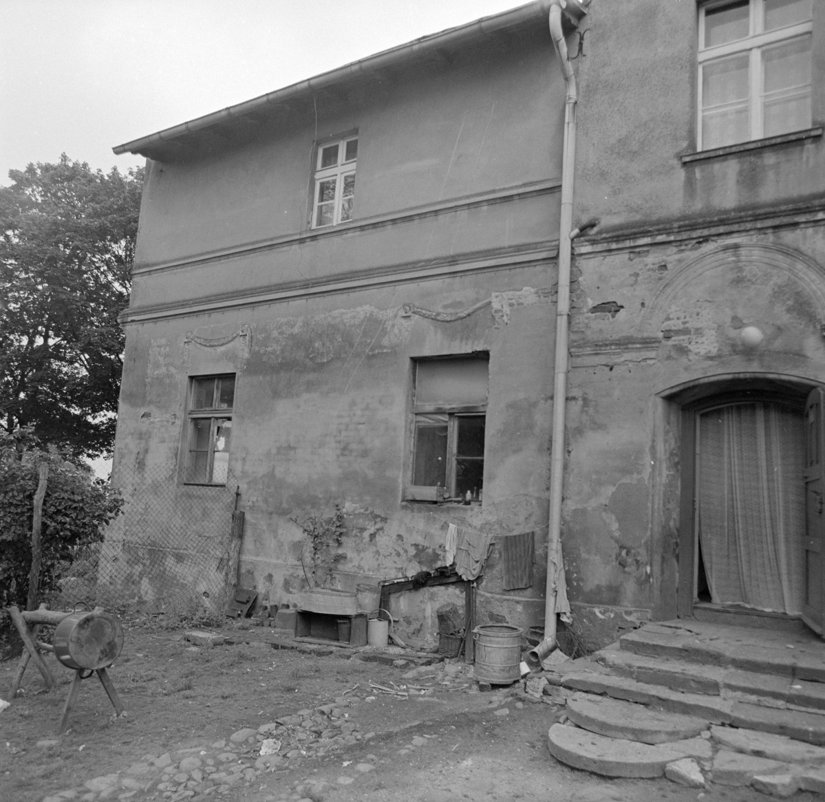 pałac (początek XIX w.) - elewacja ogrodowa - fragment, skan 1