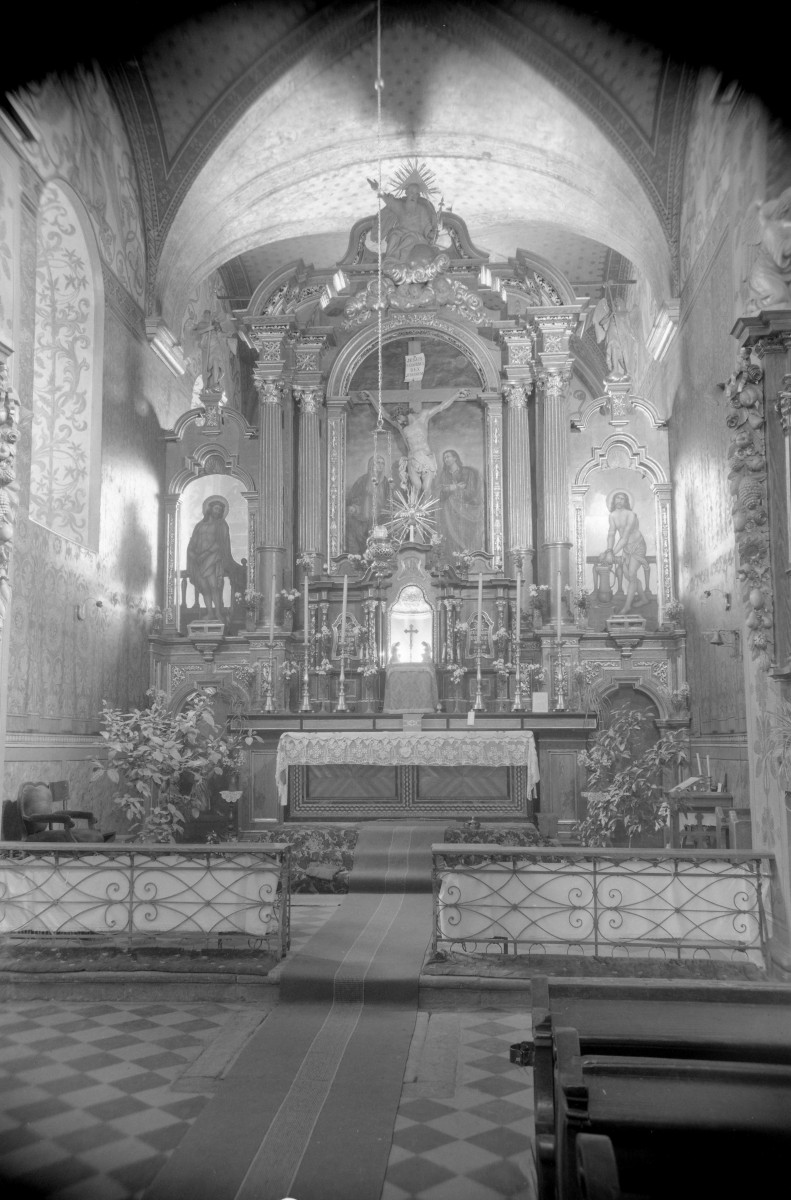 Kościół klasztorny p.w. Matki Boskiej Anielskiej - wnętrze: nawa główa z ołtarzem głównym., skan 1