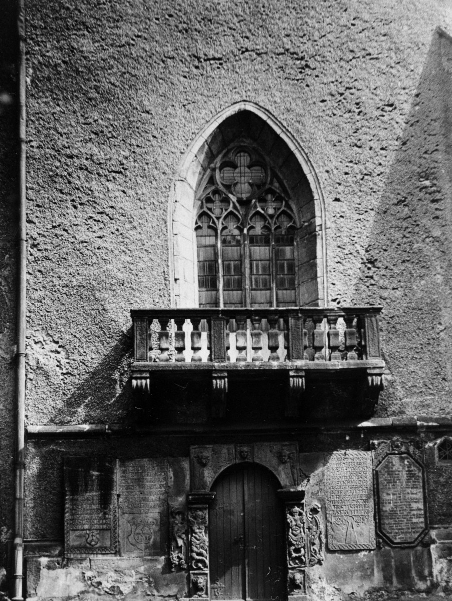 kościół pw. św. Erazma i św. Pankracego - elewacja zachodnia - fragment - portal i balkon, skan 1