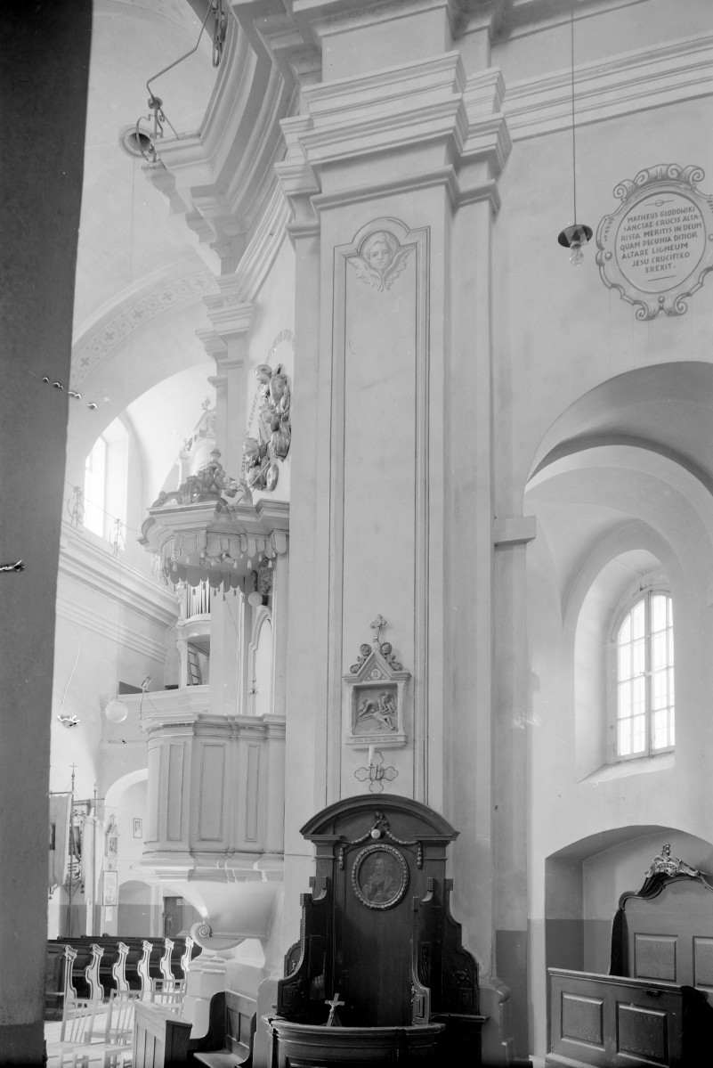 Kościół parafialny pw. NPNMP - wnętrze: widok na ścianę oraz fragment ambony, skan 1