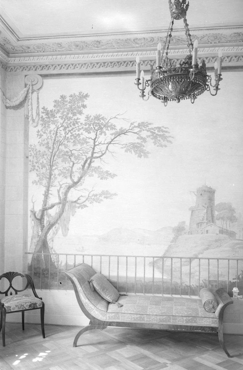 Zespół pałacowo parkowy -  pawilon Królewski: wnętrze. Polichromia na ścianie oraz widoczny. Szezląg. , skan 1