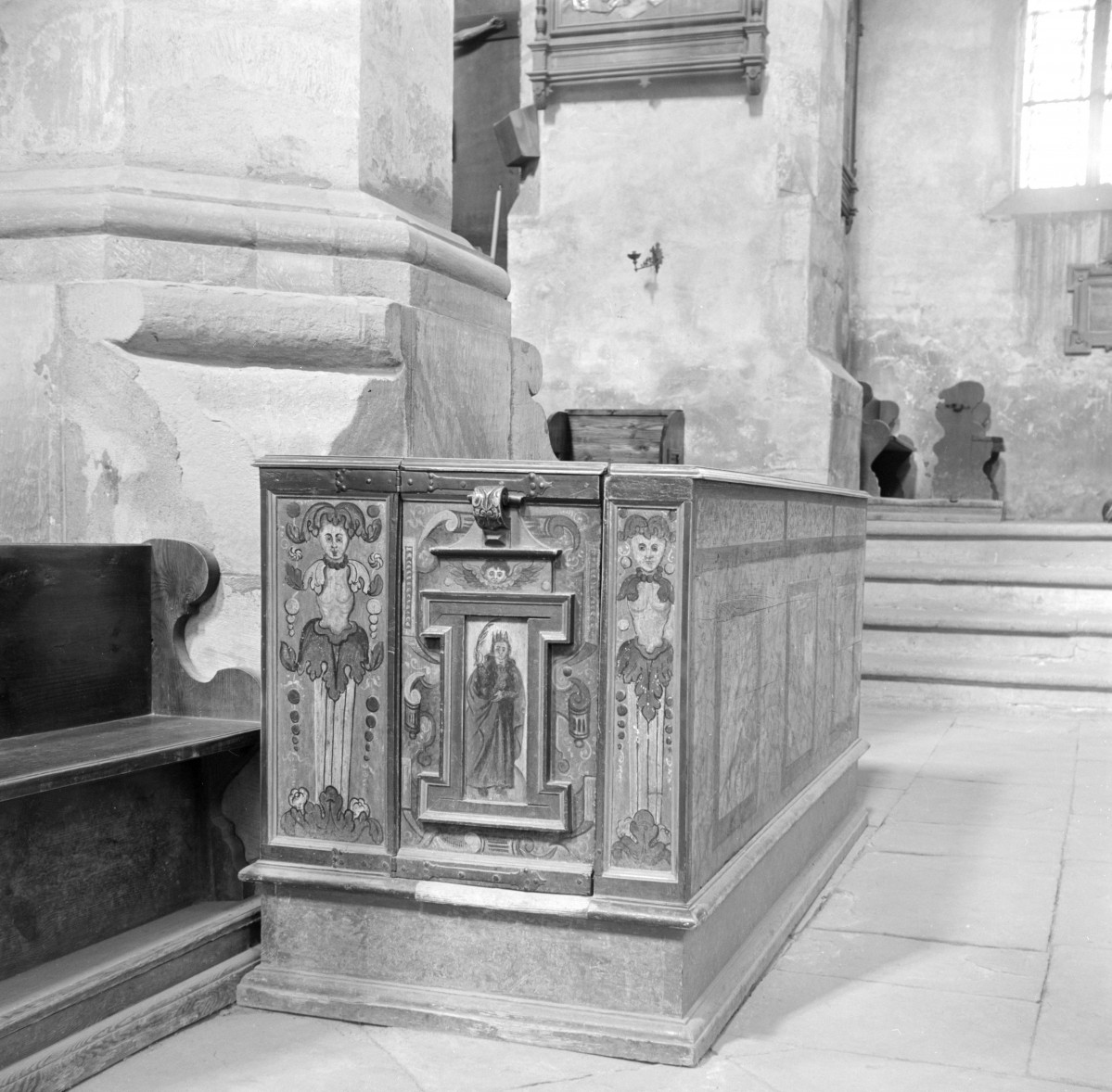 kolegiata Bożego Ciała - wnętrze, ławka, detale, skan 1