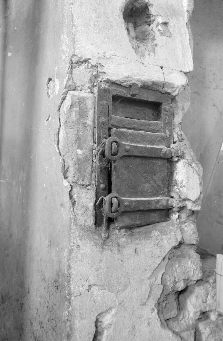 synagoga - wnętrze: skarbonka ścienna przy wejściu, skan 1