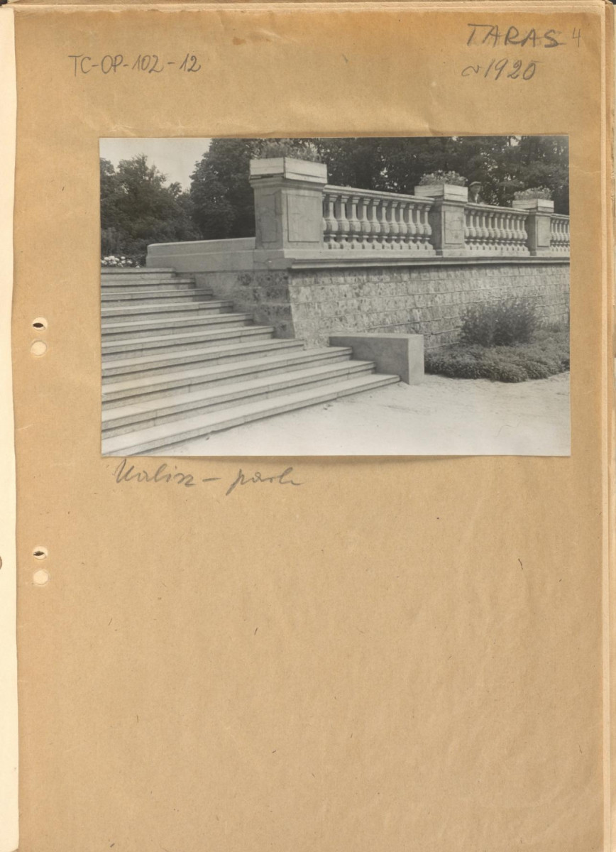 fotografia czarno-biała na karcie, przedstawiająca widok tarasu przy teatrze im. Bogusławskiego w Kaliszu, opis: „Taras ~1920, Kalisz-park”, skan 1