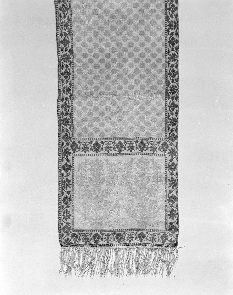 Centralne Muzeum Włókiennictwa - zbiory - pas jedwabny dwustronny - Turcja /XVIII wiek/ - głowa i wciąża /fragment/ - awers, skan 1