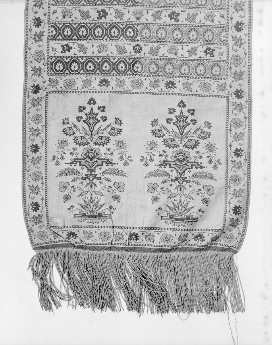 Muzeum Diecezjalne - zbiory - pas jedwabny dwustronny - Lyon /1785 - 1792 rok/ - głowa i wciąża /fragment/ - awers, skan 1