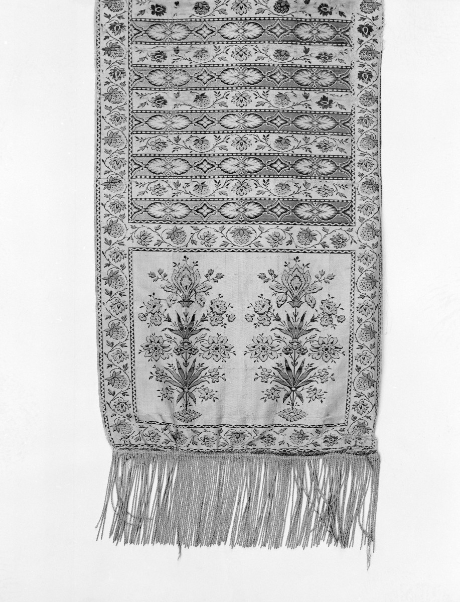 Muzeum Diecezjalne - zbiory - pas jedwabny dwustronny - Lyon /1789 - 1792 rok/ - głowa i wciąża /fragment/ - awers, skan 1