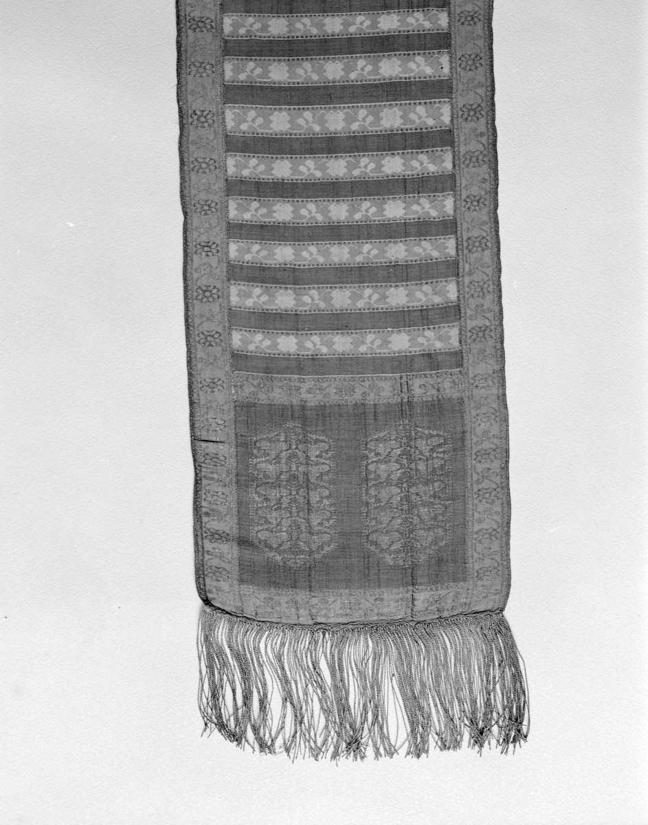 Muzeum Narodowe - od. Muzeum Sztuk Użytkowych - zbiory - pas półlity dwustronny - /XVIII wiek/ - głowa i wciąża /fragment/ - awers, skan 1